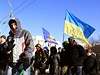 Protivládní demonstranti pochodují ulicemi Kyjeva.