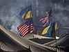 V táboe protestujících se objevují nejen ukrajinské, ale i americké i britské vlajky.