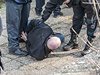 Bosenská policie zasahuje proti protivládnímu demonstrantovi.