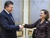 Ukrajinský prezident Viktor Janukovy s námstkyní amerického ministra zahranií Victorií Nulandovou.