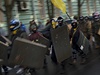 Protivládní demonstranti pochodují ulicemi Kyjeva se títy a tyemi.