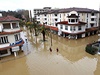 Francie se potýká rovn s bleskovými povodnmi, které zasáhly i vnitrozemské oblasti. 