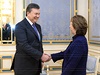 Catherine Ashtonová pi setkání s ukrajinským prezidentem Janukovyem. 