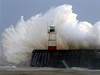 Mnoha regionm ve Velké Británii hrozí po silných bouích povodn.