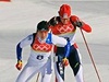 Turín 2006 - Fini závodu ve skiatlonu en - Kristina migunová (v bílém) se dostává ped Kateinu Neumannovou.