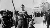 1948 Svat Moic. Kapitn s. hokejovho mustva Vladimr Zbrodsk nese s. vlajku bhem slavnostnho zahjen, za nm vedouc profesor Widimsk.