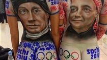 Neznámé dívky si nechaly pokreslit těla karikaturami Vladimira Putina a Dmitrije Medveděva.