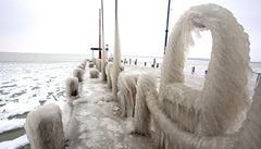 Zamrzlé molo u jezera Balaton v Ma�arsku.