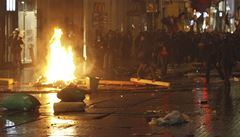 Demonstranti zapálili jednu z barikád