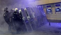 Vodn dla a slzn plyn. Turecko rozehnalo protesty za voln internet