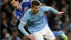Matija Nastasi� z Manchesteru City a Eden Hazard v dresu Chelsea.
