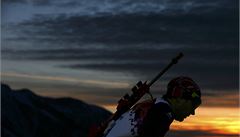 Pi západu slunce. Na snímku Nor Bjoerndalen.