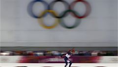 Norský závodník Ole Einar Bjoerndalen pi prjezdu.