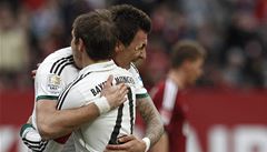Paráda, kamaráde! Mandzuzki� (vpravo) a Lahm.