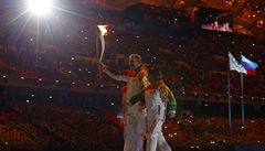 Vladislav Tre�jak a Irina Rodninová mí�í s zapálení olympijského ohn�