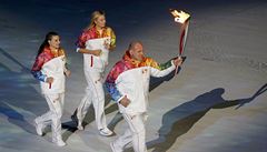 Atletka Jelena Isinbajevová (vlevo), tenistka Maria �arapovová a  zápasník Alexandr Karelin s olympijskou pochodní