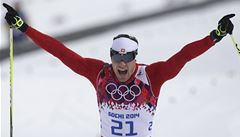 Dario Cologna slaví vítězství v olympijském skiatlonu