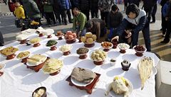 P�eb�hlíci ze Severní Koreje vzdávají v korejském demilitarizovaném pásmu úctu svým rodinám, je� z�staly na Severu.