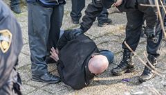 Bosenská policie zasahuje proti protivládnímu demonstrantovi.