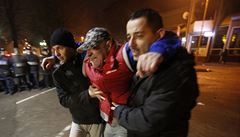 Protivládní protesty v Tuzle: lidé pomáhají zran�nému demonstrantovi.