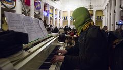 Tajemn mu podporuje demonstrujc v Kyjev hrou na klavr