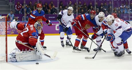 Ruský branká Bobrovskij odráí jednu ze stel.