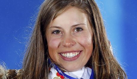 Zlatý ceremoniál. eská snowboardkrosaka Eva Samková pebírá zlatou olympijskou medaili