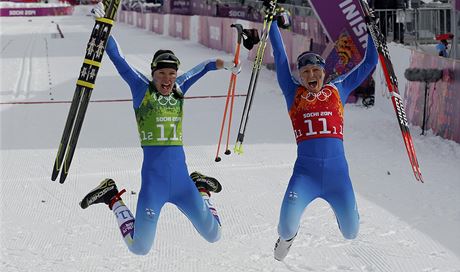Finky Ainto-Kaisa Saarinen (vlevo) a Kerttu Niskanen se raduj ze druhho msta v tmovm sprintu