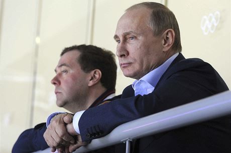 Rusk prezident Vladimir Putin (vpravo) ani premir Dmitrij Medvedv si takhle brzk konec domcch hokejist rozhodn nepipoutl
