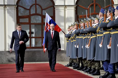 Premiér Bohuslav Sobotka (vpravo) 13. února navtívil Slovensko. Na bratislavském Úad vlády jej pivítal pedseda slovenské vlády Robert Fico (vlevo). 