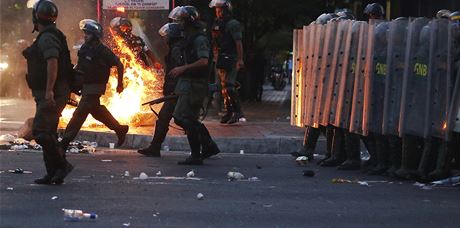 Venezuelská policie zasahuje proti demonstrantm (ilustraní snímek).