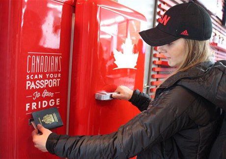 Lednice, která vydává pivo na kanadský pas 