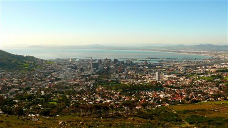 Výhled ze spodu Stolové hory na pístavní Kapské msto