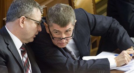Andrej Babi s Lubomírem Zaorálkem (vlevo) v Poslanecké snmovn ped hlasováním o dve vlád.