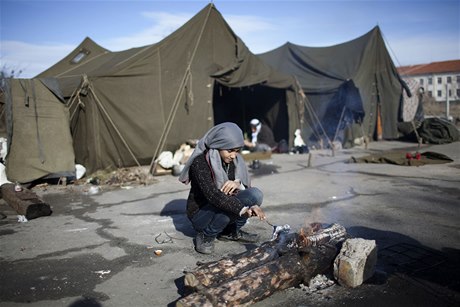 Dívka si pipravuje obd v urpchlickém táboe, Harmanli, 250 km od Sofie