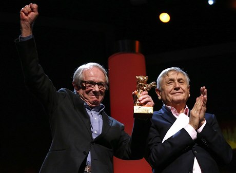 Britský reisér Ken Loach pevzal Zlatého medvda na Berlinale z rukou Jiího Menzela