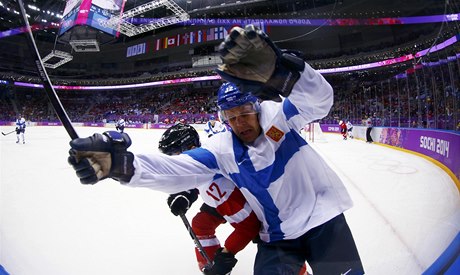 Finský hokejista Olli Jokinen u hrazení, kam ho pitlail Michael Raffl.