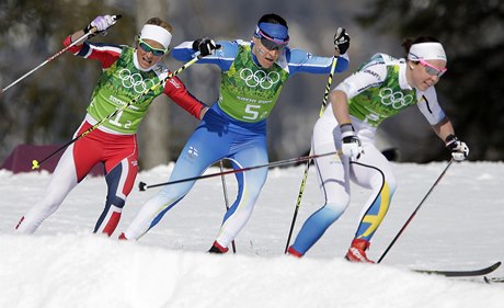 Norka Therese Johaugová, Finka Aino-Kaisa Saarinenová a védka Emma Wikenová pi závod na 4x5 kilometr