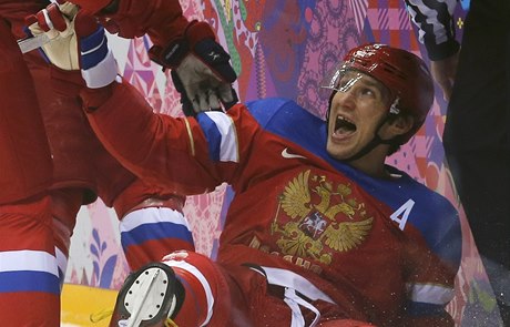 Ruský hokejista Alexander Ovekin