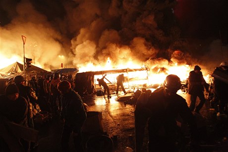 Boj mezi plameny. Námstí Nezávislosti v Kyjev, kde probíhaly v noci nejtvrdí stety.