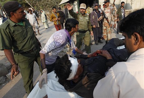 Útoky ozbrojenc nejsou v Pákistánu neobvykle. Na snímku zranný policista z...