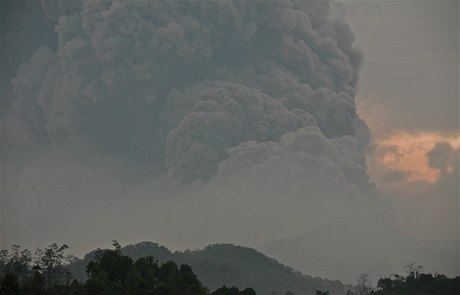 Indonéský vulkán Mount Kelud chrlí žhavý popel a kamení.