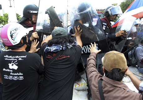 Protivládní demonstranti zápolí s policisty,
