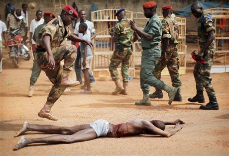 Otřesný případ lynče se odehrál v Bangui, hlavním městě SAR. Vojáci tu zmasakrovali muže, jehož obvinili z kolaborace s hnutím Séléka.