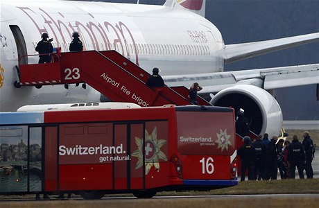 výcarské policejní jednotky u uneseného letadla etiopských aerolinií Boeing-767.