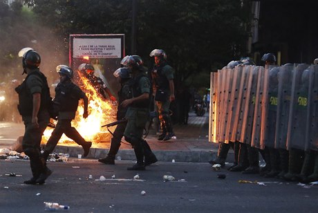 Venezuelská policie zasahuje proti demonstrantm (ilustraní snímek).