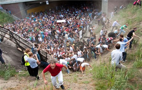 Prchající dav bhem paniky na festivalu Loveparade v roce 2010, pi které zemelo 21 úastník akce.  