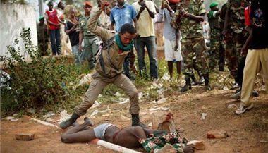 Středoafrický voják lynčuje údajného kolaboranta ve městě Bangui.