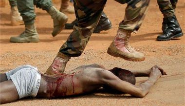 Příslušník středoafrické armády lynčuje údajného kolaboranta.