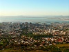 Výhled ze spodu Stolové hory na pístavní Kapské msto